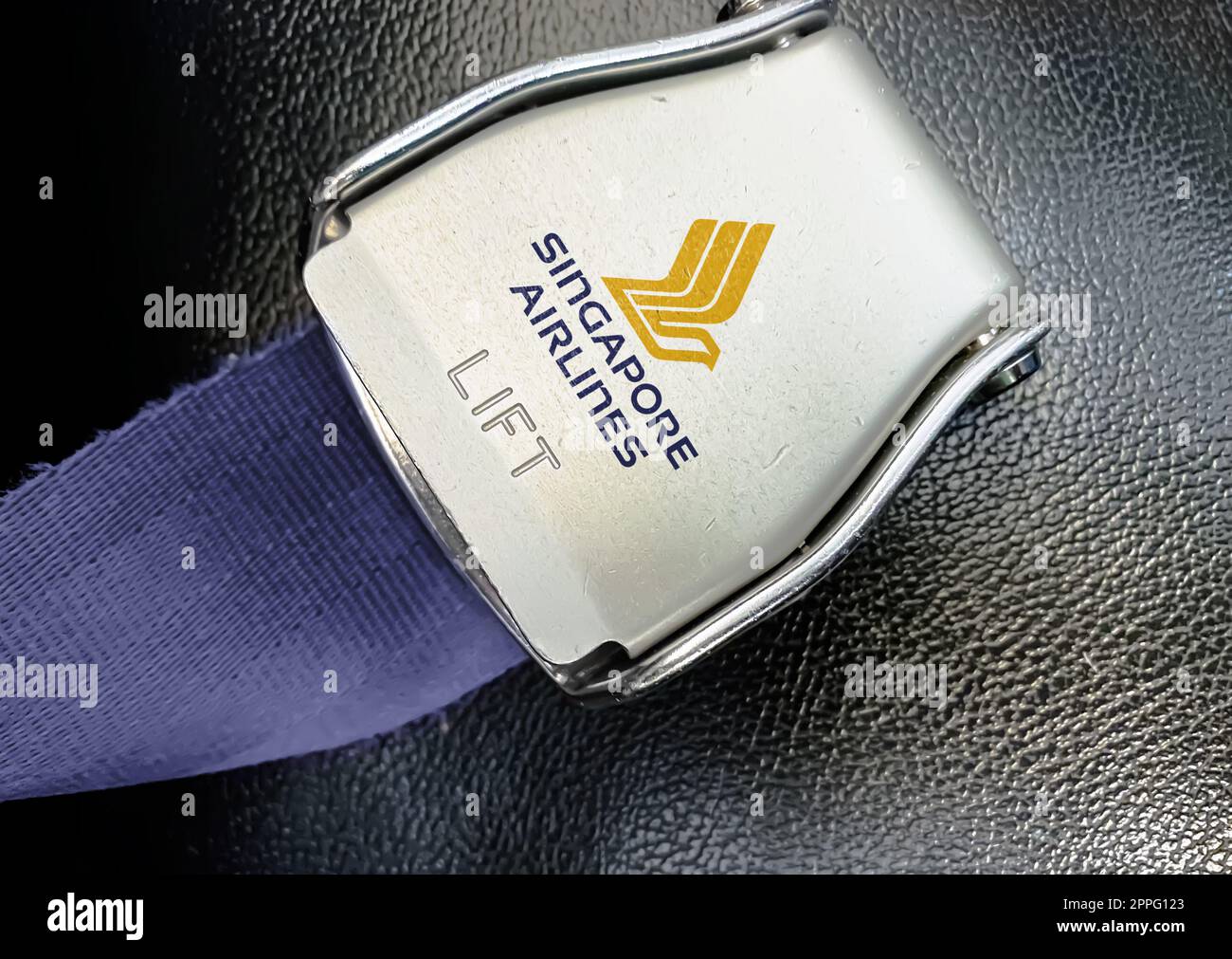 Détail de la boucle de la ceinture de sécurité avec le logo de Singapore Airlines sur un siège vide Banque D'Images