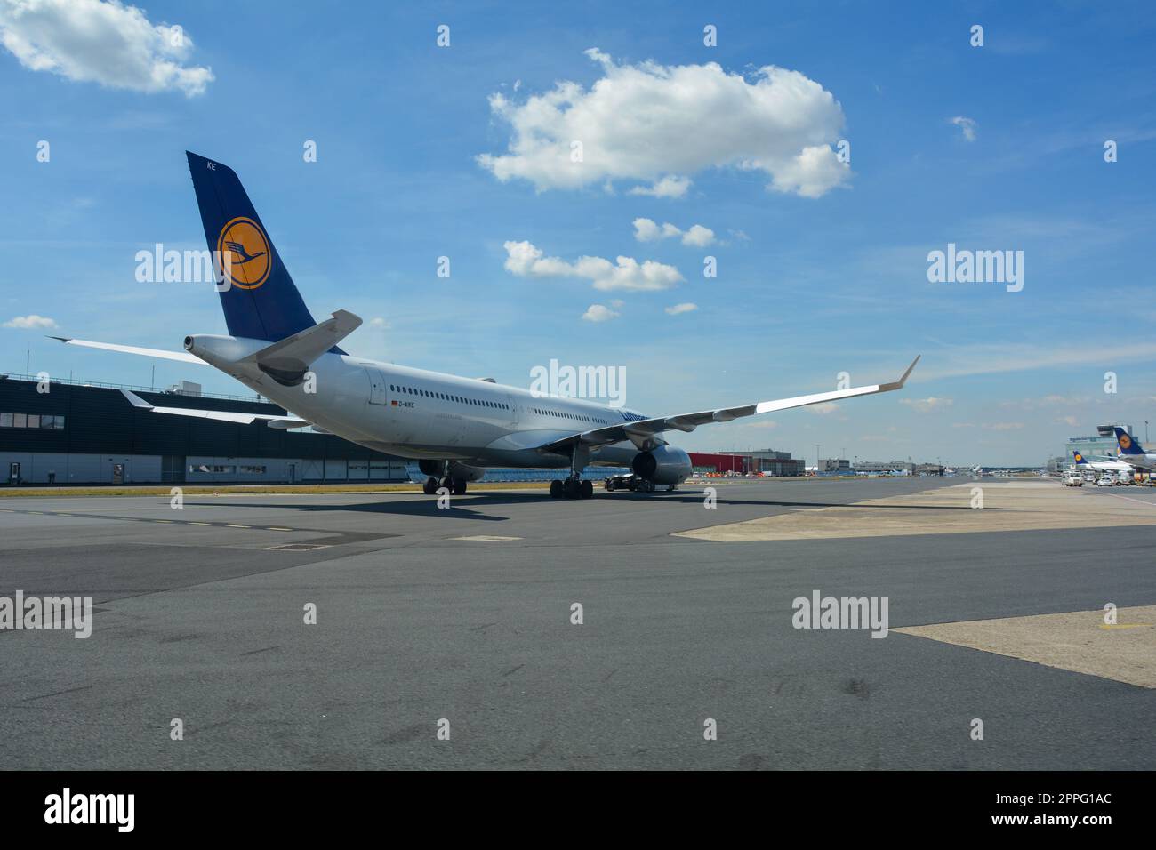 Aéroport de Francfort Allemagne 02 août 2022 - affaires occupées à l'aéroport avec Lufthansa Aisbus Banque D'Images