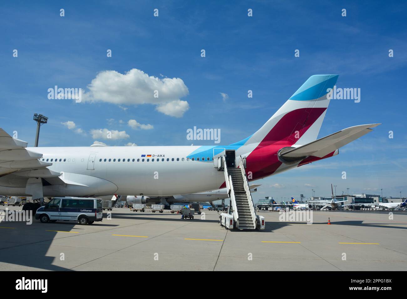 Aéroport de Francfort Allemagne 02 août 2022 - Eurowings Découvrez les avions avec escaliers passagers Banque D'Images
