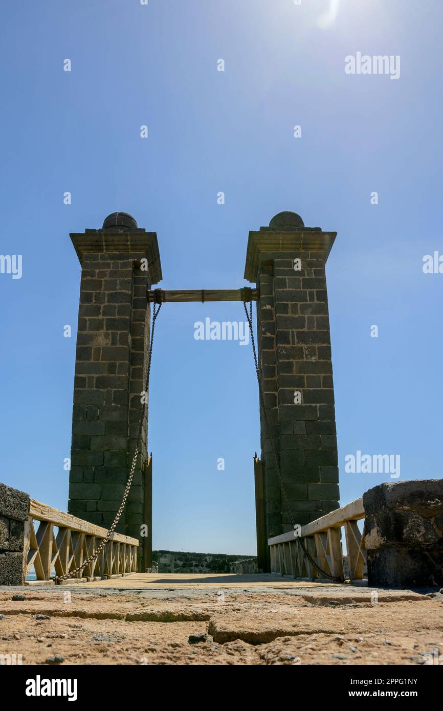 Plan vertical de Puente de las bolas, un pont qui mène au château de San Gabriel à Arrecife Banque D'Images