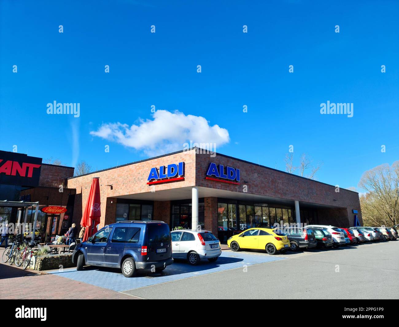 Kiel, Allemagne - 03 avril 2023 : un magasin de la chaîne de discount Aldi dans le nord de l'Allemagne. Banque D'Images