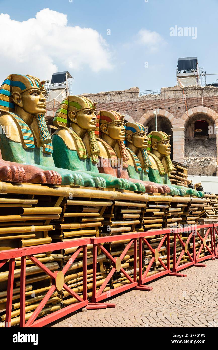 Vérone, Italie - préparer la scène pour la performance de théâtre dans la célèbre Arena di Verona Banque D'Images