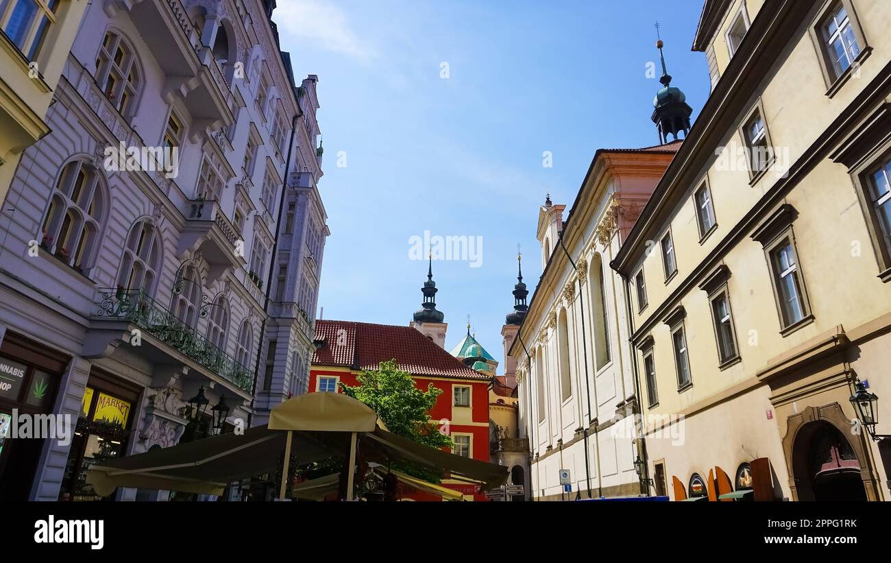 Prague, République tchèque - 11 mai 2022 : la façade de la vieille maison et l'architecture ancienne dans la vieille ville de Prague Banque D'Images