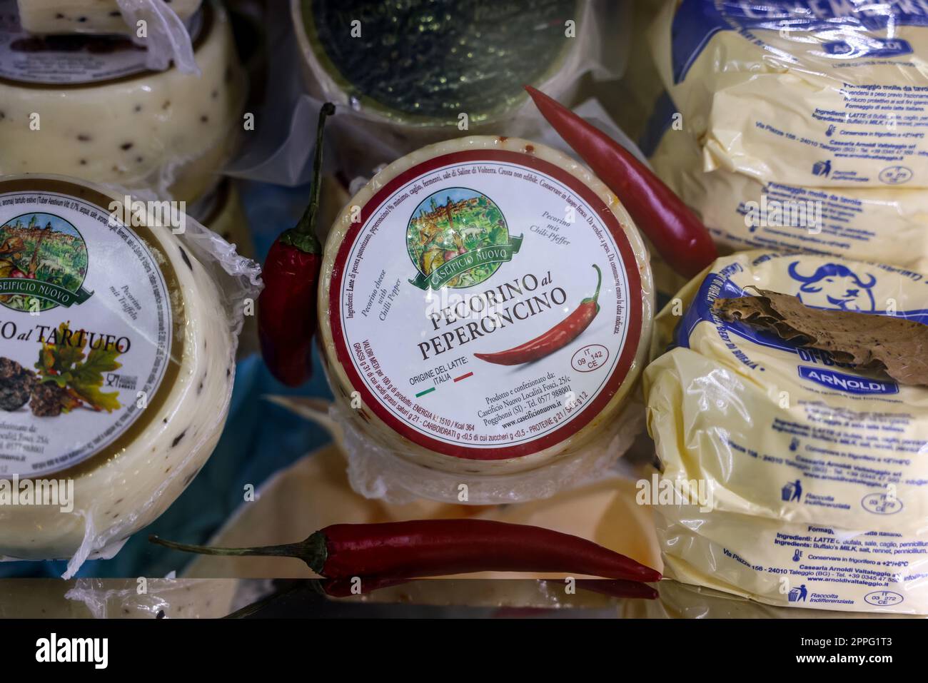 Grands fromages Pecorino au Gastrofood - salon de la nourriture et des boissons pour la restauration à Cracovie. Banque D'Images