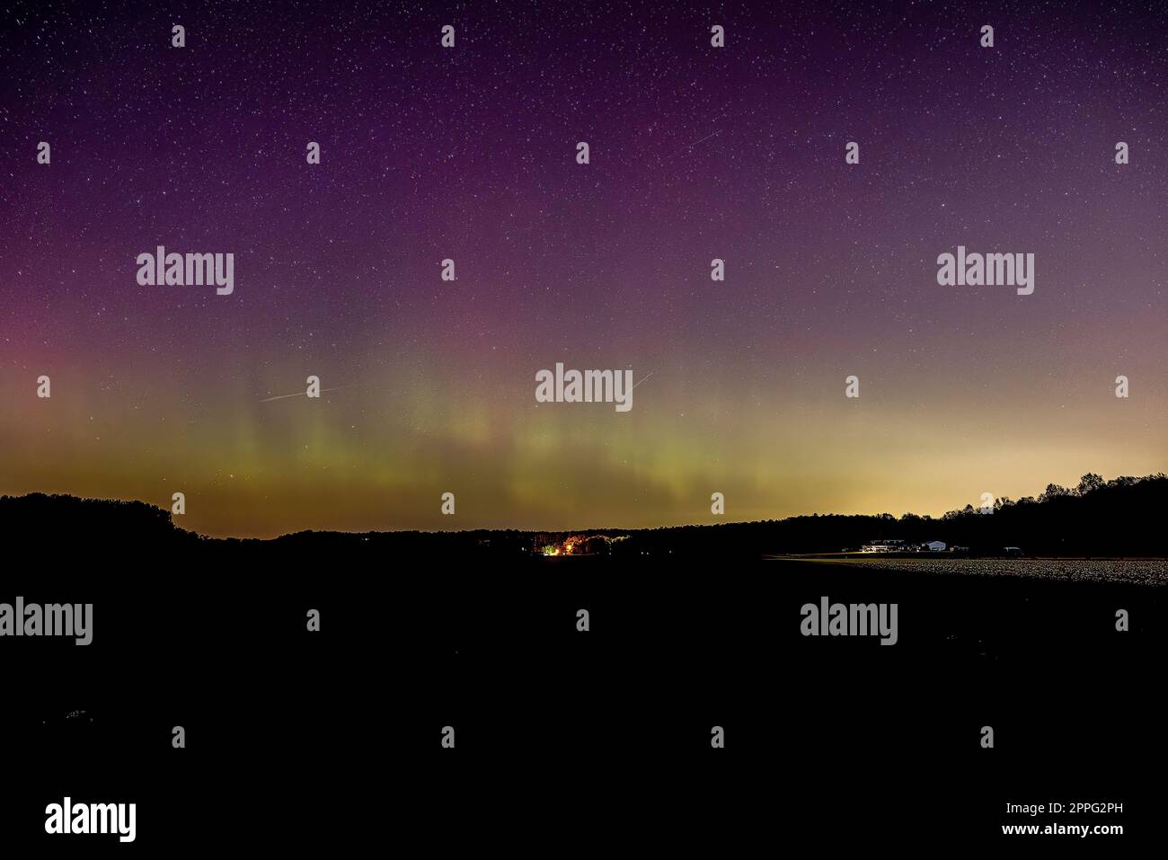Bloomington, États-Unis. 23rd avril 2023. L'Aurora Borealis (Northern Lights) est visible depuis North Bottom Road à Bloomington, Indiana. Crédit : SOPA Images Limited/Alamy Live News Banque D'Images