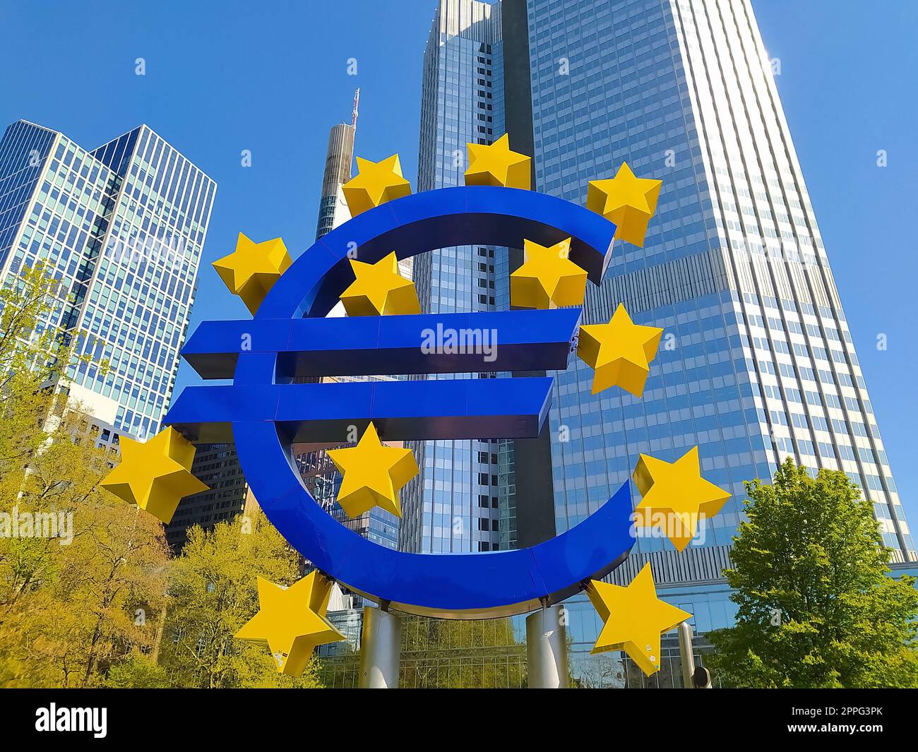 Sculpture de signe euro dans un parc parmi les tours de bureaux modernes à Francfort Banque D'Images