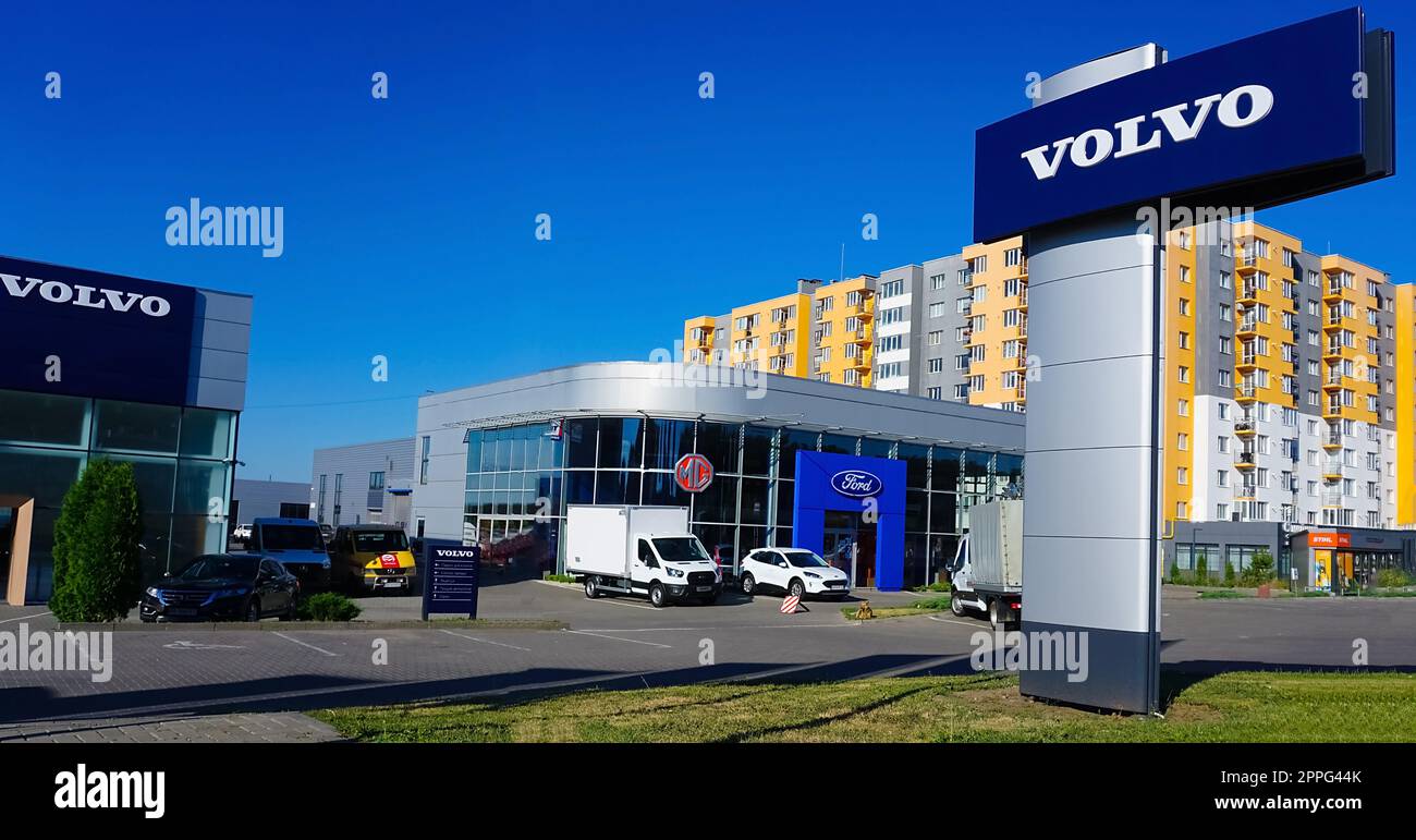Panneau publicitaire de la marque automobile VOLVO devant un ciel avec des nuages Banque D'Images