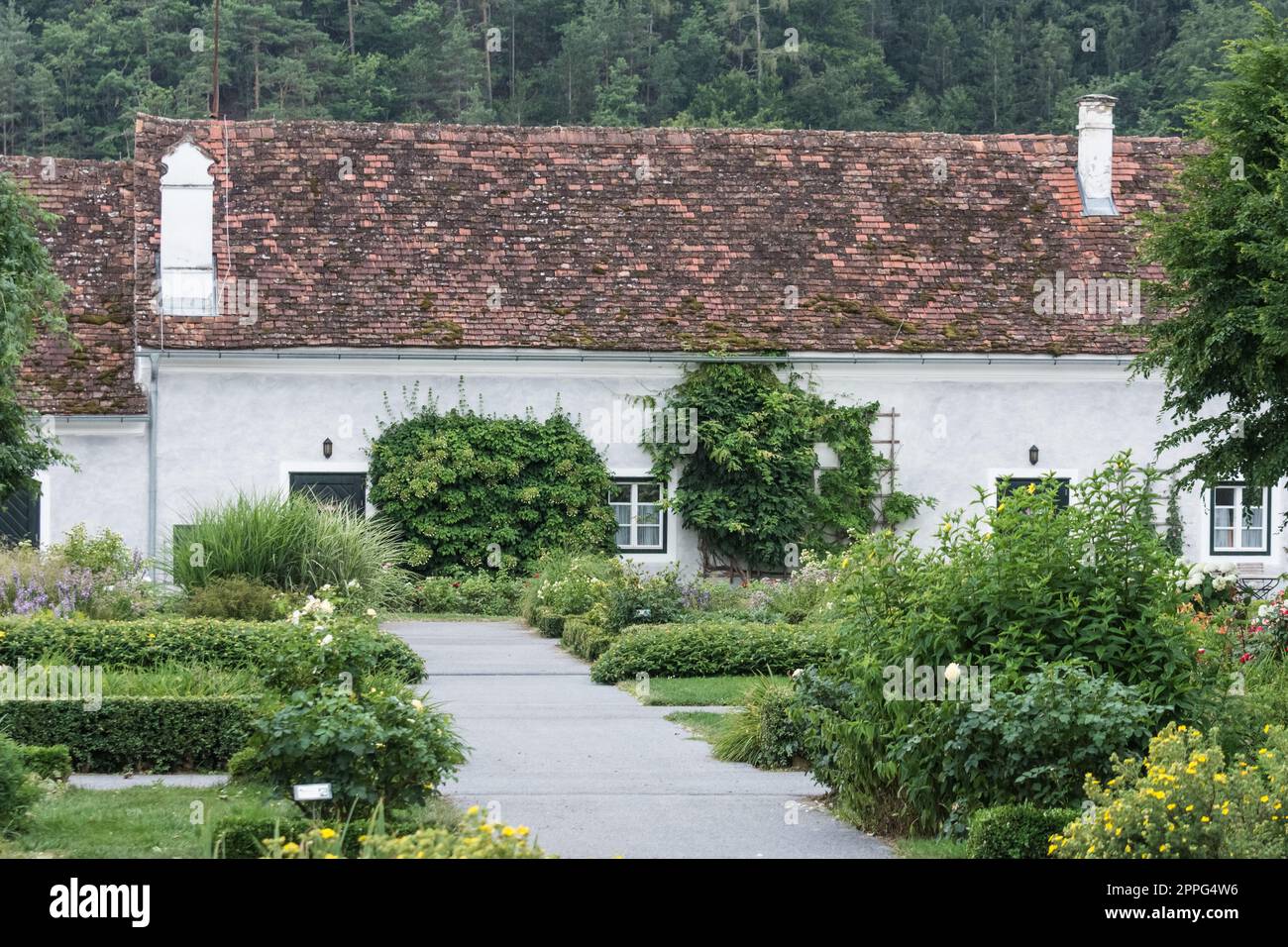 vieille maison blanche d'un château avec un jardin incroyable Banque D'Images