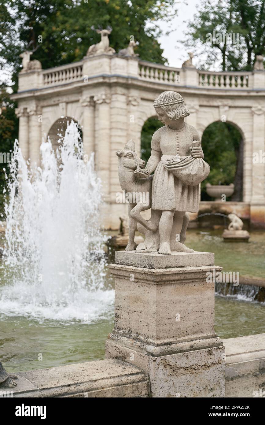 Figures du conte de fées BrÃ¼derchen und Schwesterchen à la fontaine de conte de fées MÃ¤rchenbrunnen de 1913 dans le populaire Volkspark Friedrichshain à Berlin Banque D'Images