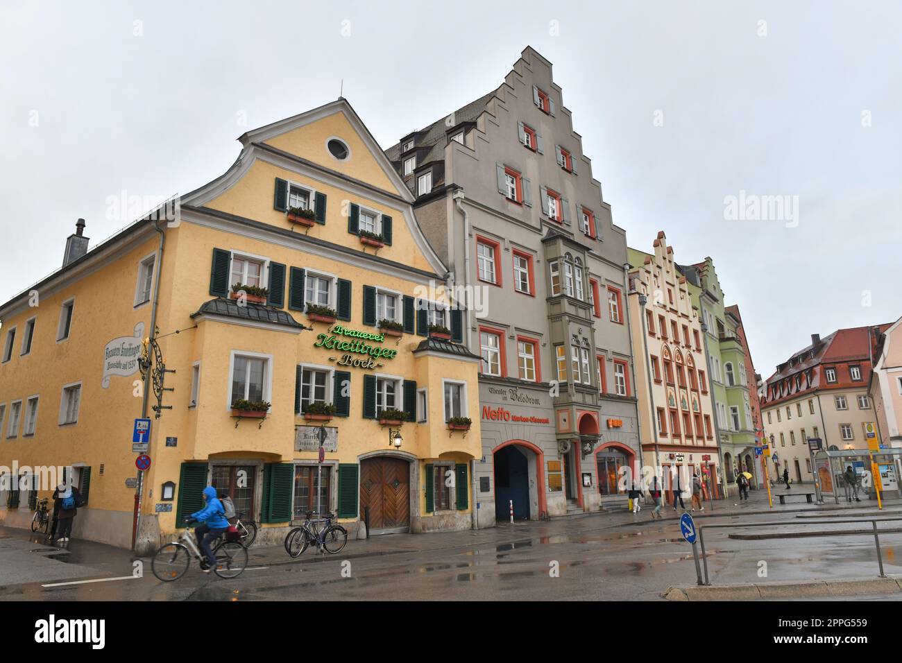 Altstadt von Regensburg an der Donau BEI Regen im Winter, Bayern - Vieille ville de Regensburg sur le Danube sous la pluie en hiver, Bavière Banque D'Images