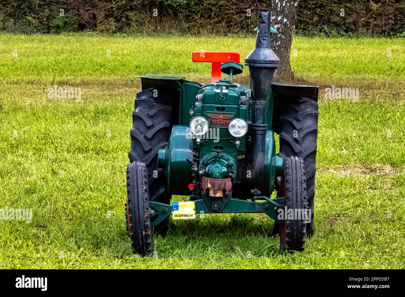 Tracteur français vintage le Percheron T-25 à Choczewo, Pomerania, Pologne Banque D'Images