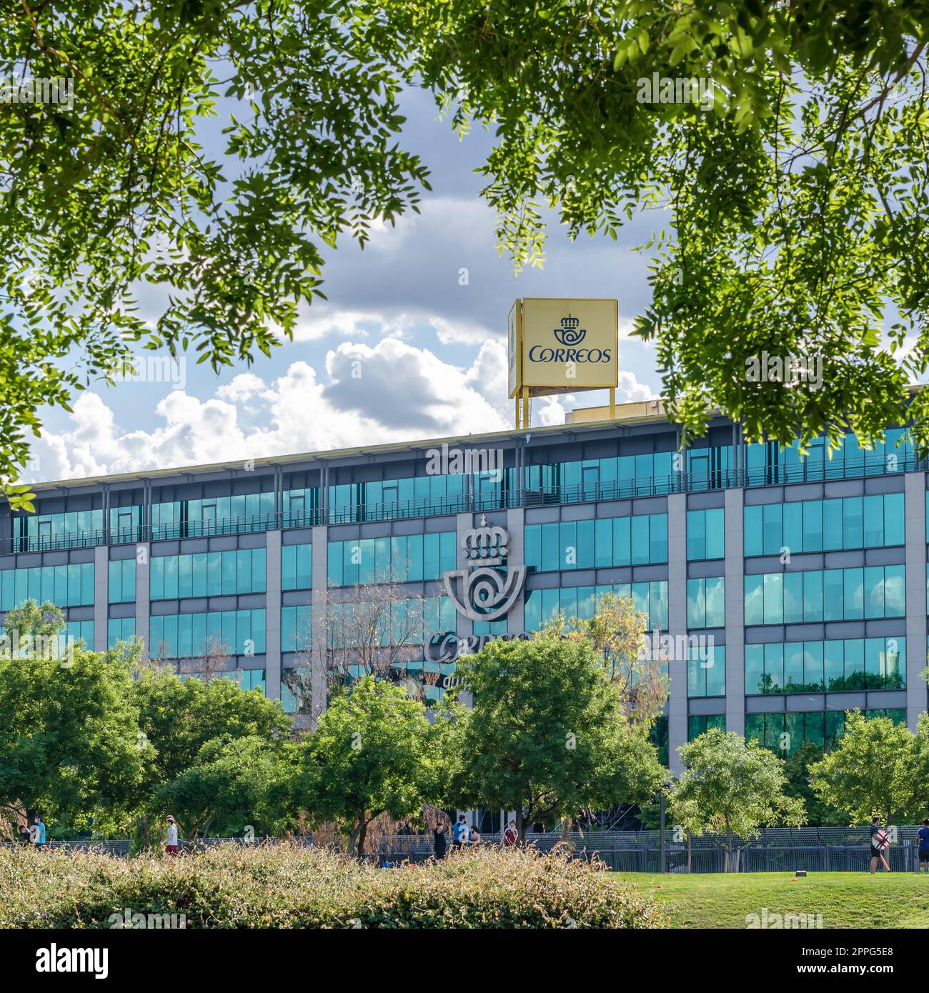 MADRID, ESPAGNE - 6 JUIN 2021 : bureau de Correos (poste espagnole) vu du parc Juan Carlos I à Madrid, Espagne Banque D'Images