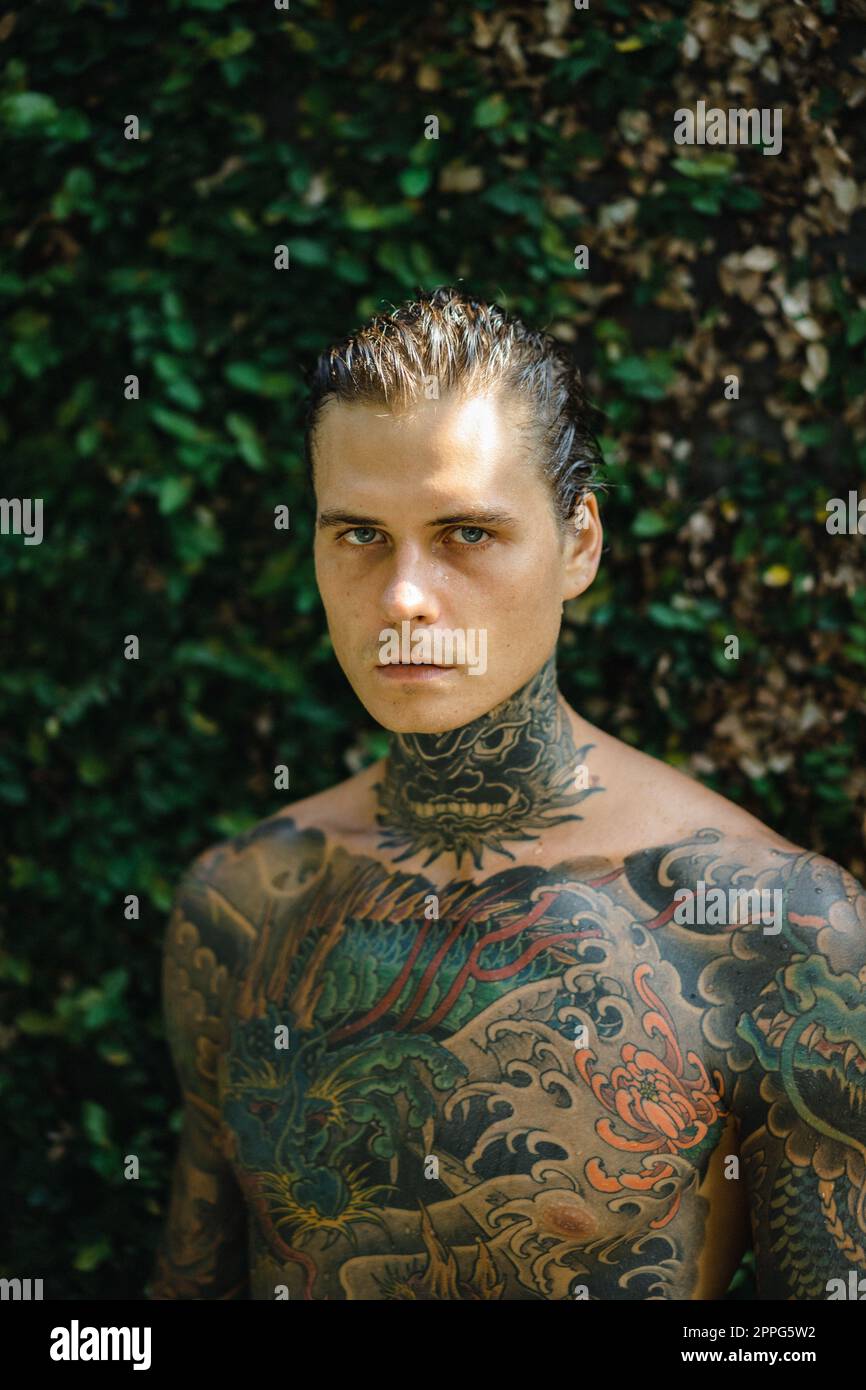 Beau homme avec tatouages de style japonais. Banque D'Images