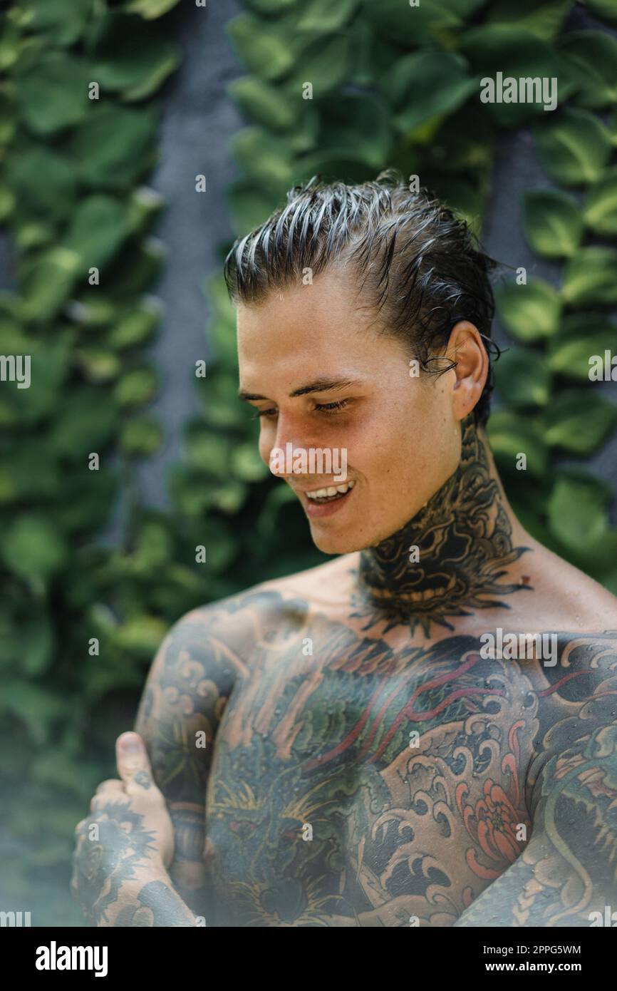 Beau homme avec tatouages de style japonais. Banque D'Images
