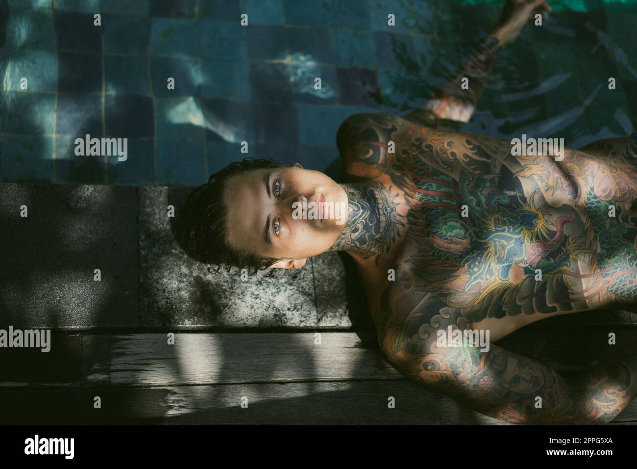 Jeune homme beau avec tatouages de style japonais. Banque D'Images