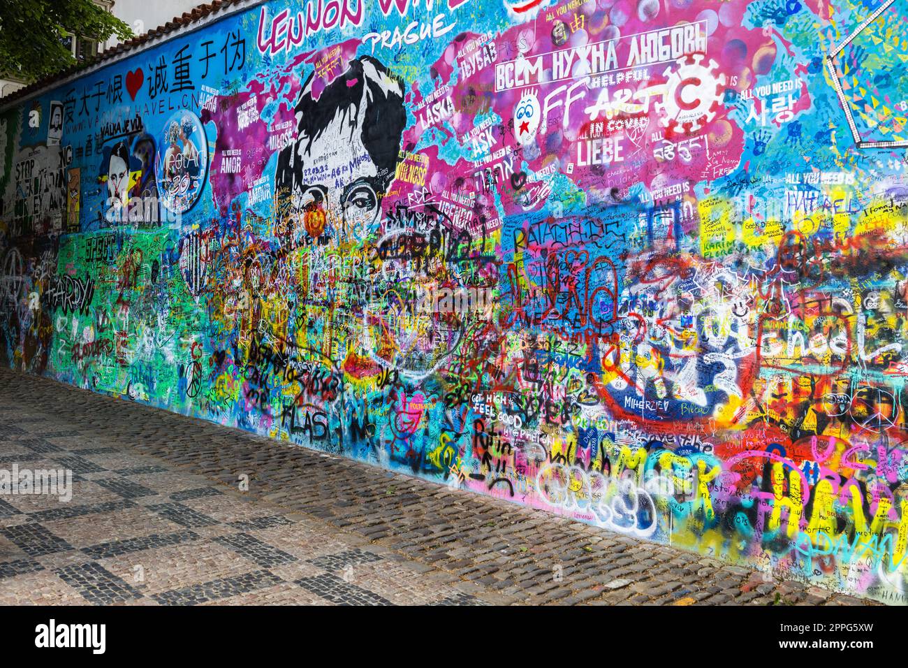 Mur Lennon - mur recouvert de graffitis inspiré par Lennon à Prague, République tchèque, 18 mai 2022 Banque D'Images