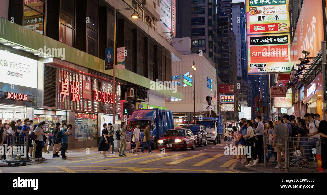 Mong kok, Hong Kong 13 mai 2021 : ville de Hong Kong, les gens traversent la route la nuit Banque D'Images