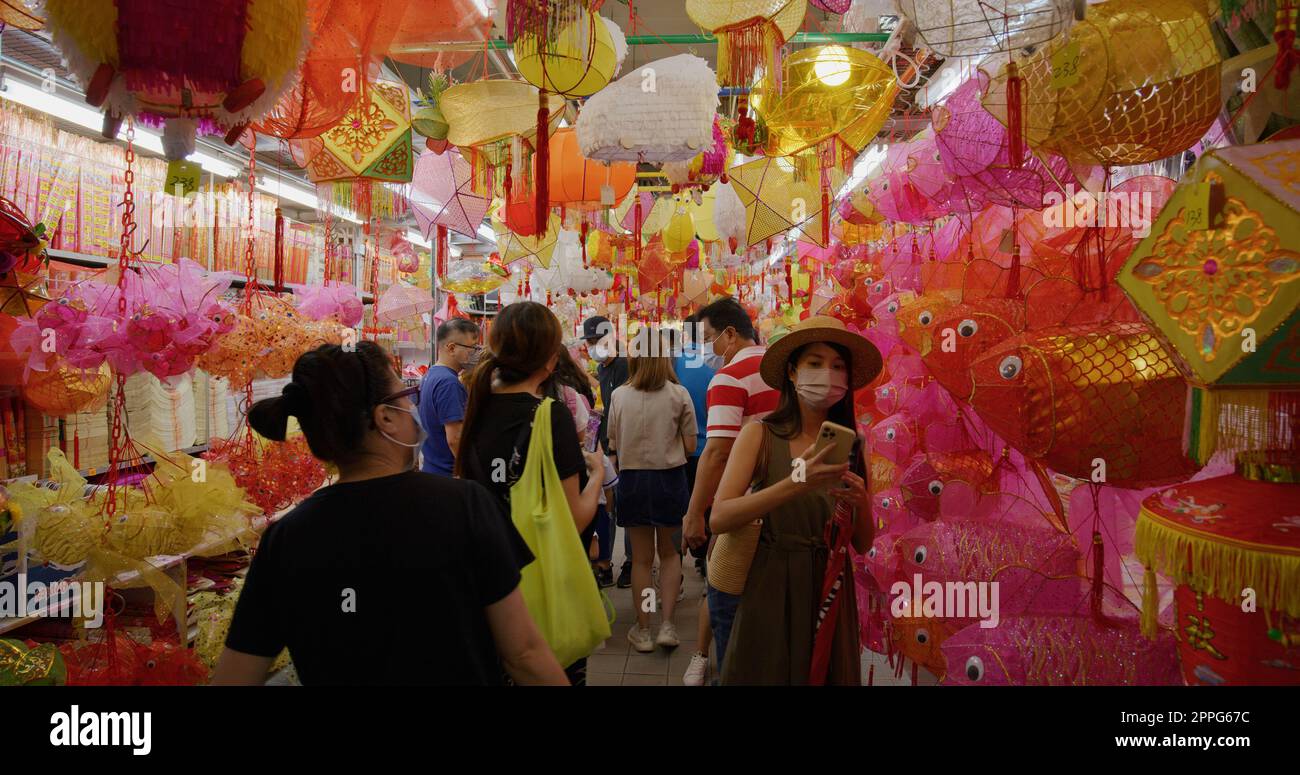 Yuen long, Hong Kong 09 septembre 2021 : vente de lanternes traditionnelles de la mi-automne sur le marché humide de Hong Kong Banque D'Images
