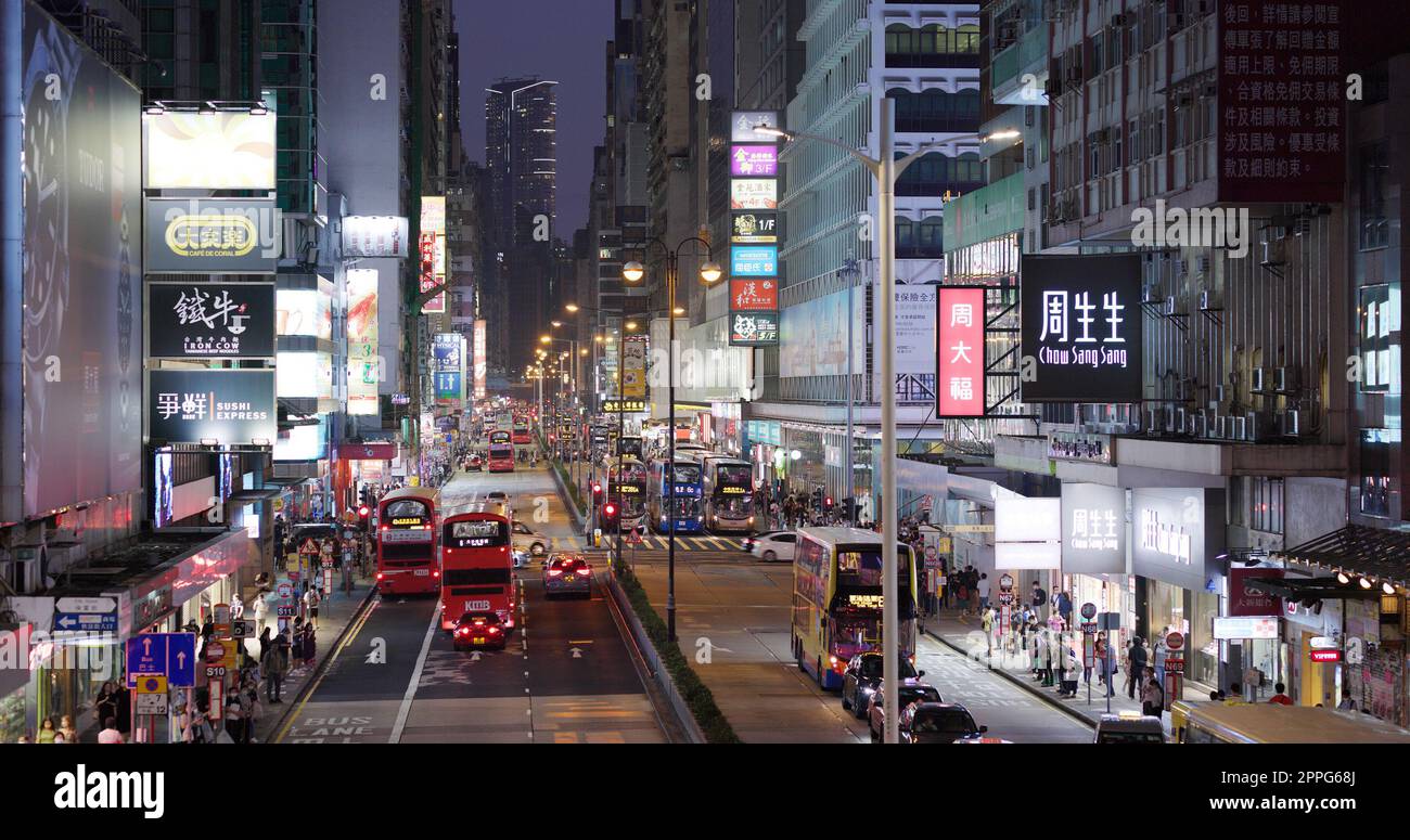Mong Kok, Hong Kong 05 novembre 2021 : Nathan Road dans la ville de Mong Kong la nuit Banque D'Images