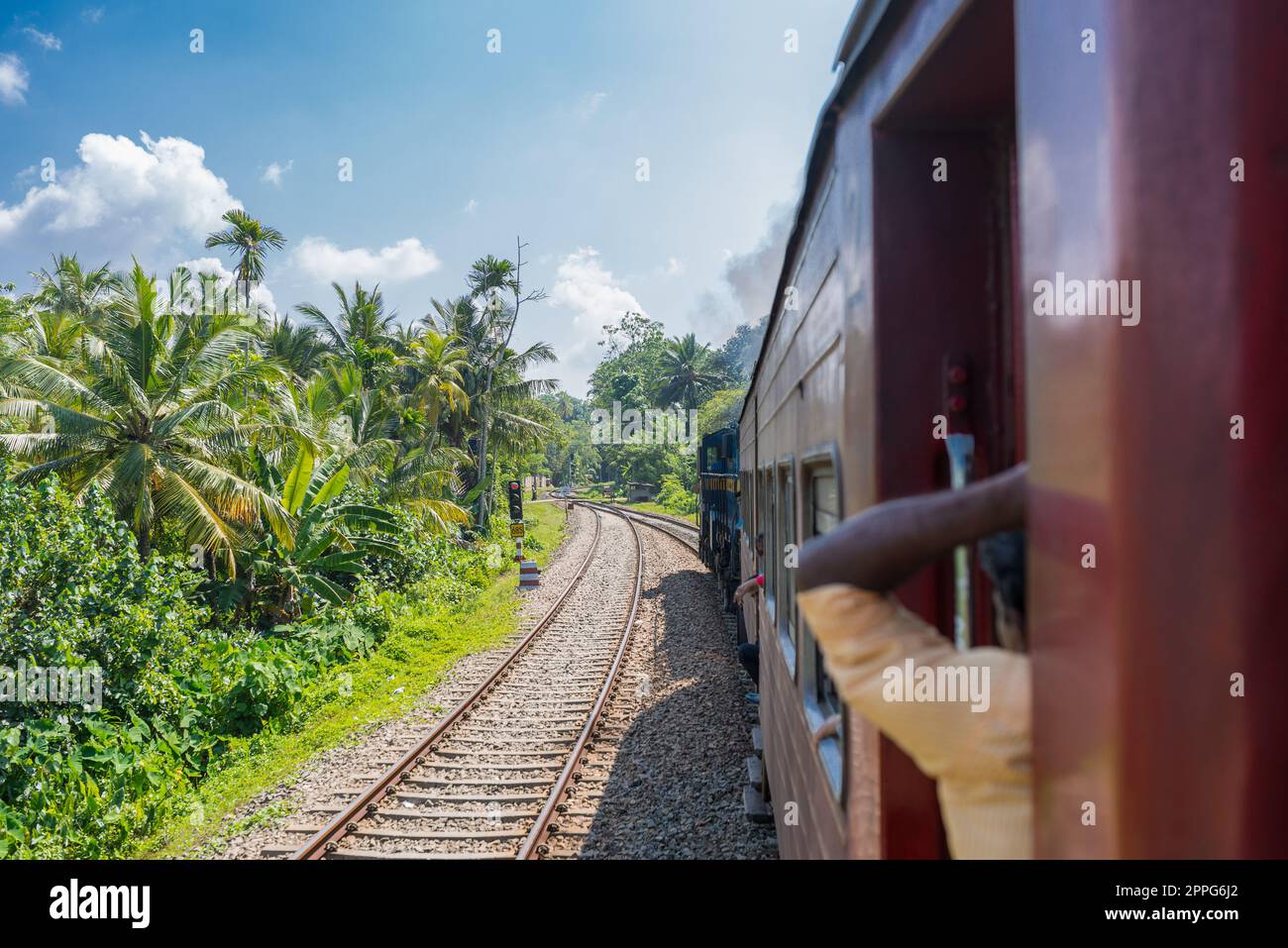 Sur la ligne de chemin de fer sud de Colombo à Matara sur l'état insulaire du Sri Lanka Banque D'Images Sur la ligne de chemin de fer sud de Colombo à Matara sur l'état insulaire du Sri Lanka Banque D'Images