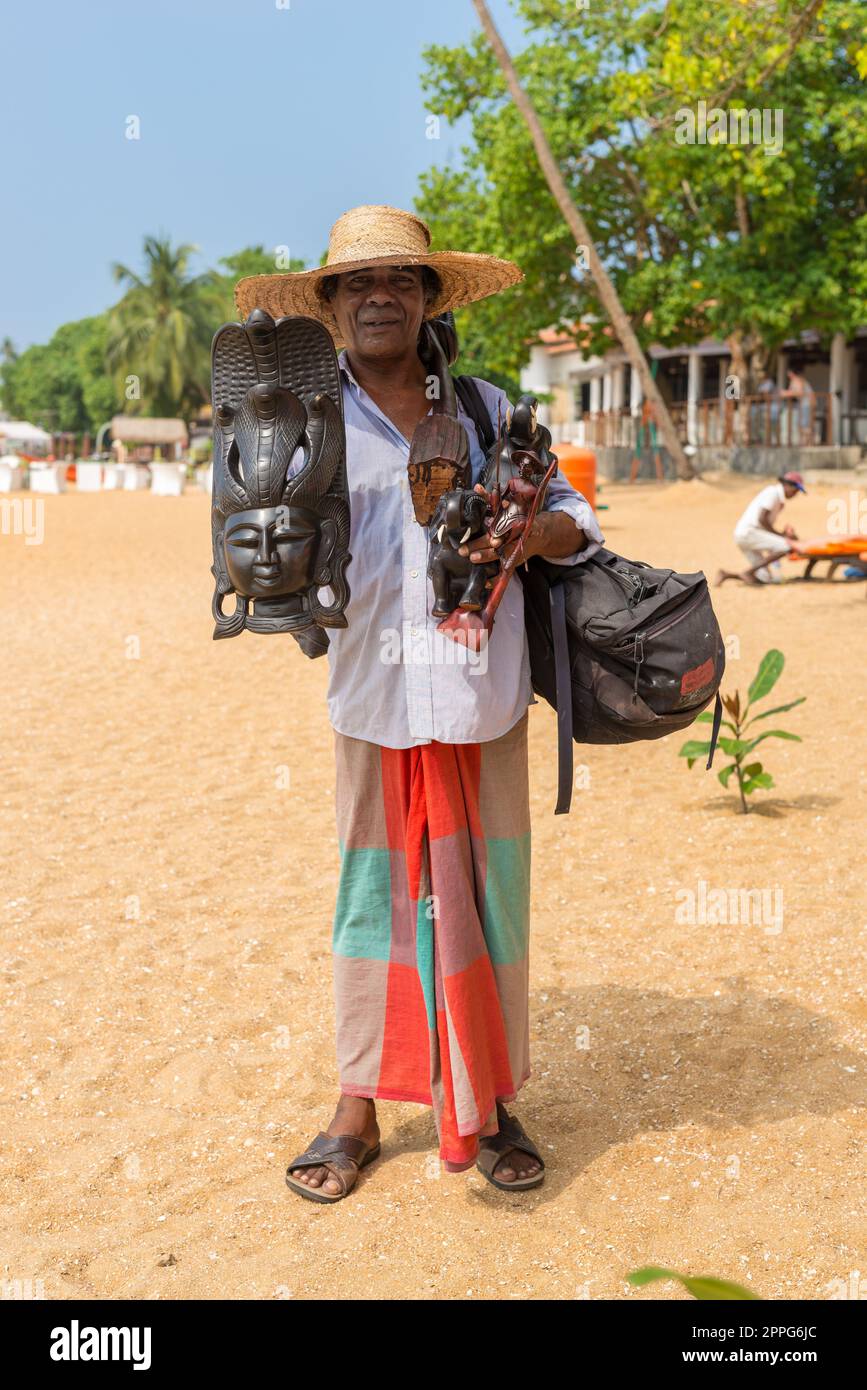 Vendeur de souvenirs local à la plage d'Unawatuna au Sri Lanka Banque D'Images