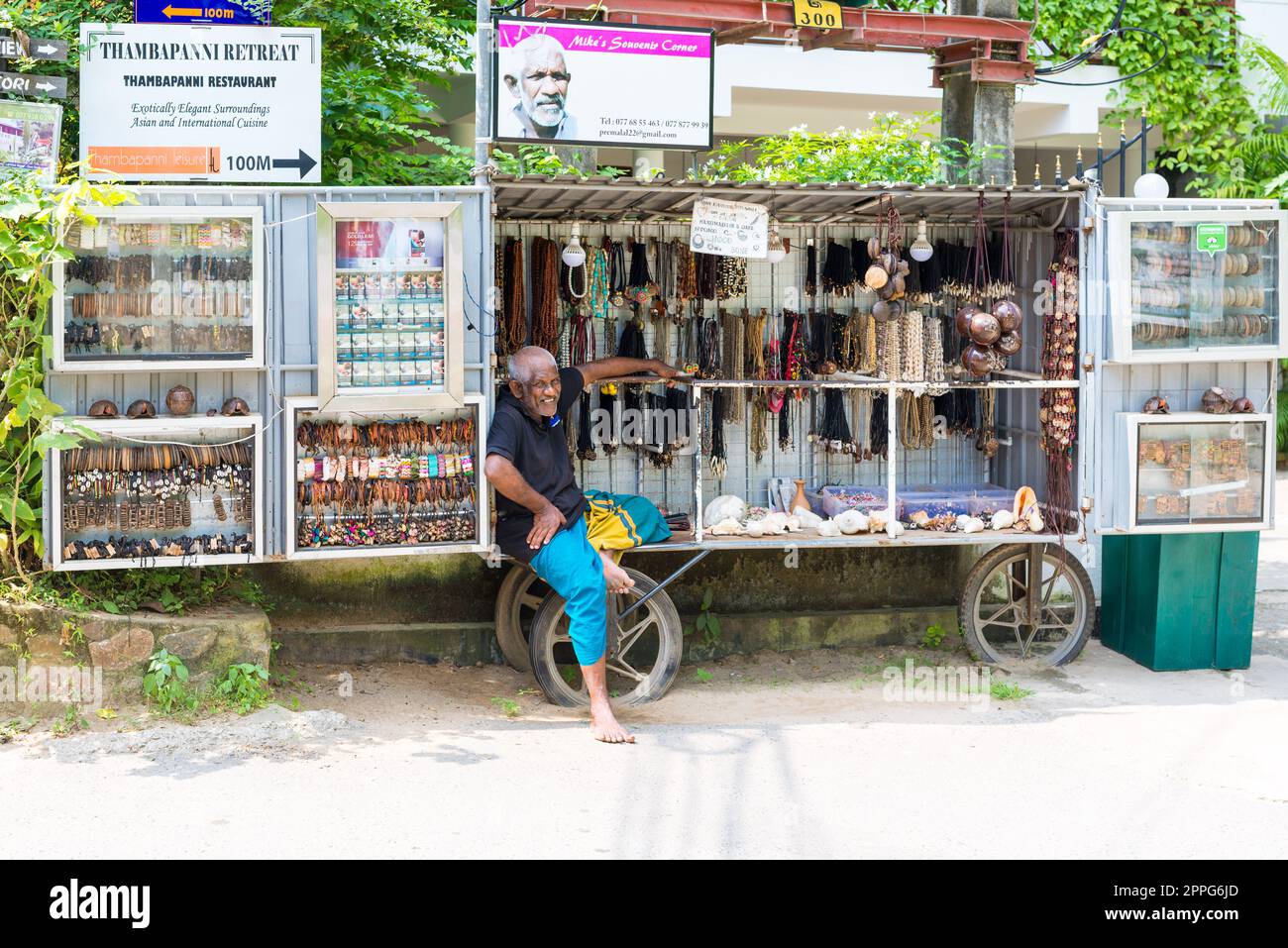 Vendeur de souvenirs local devant sa boutique mobile d'Unawatuna au Sri Lanka Banque D'Images