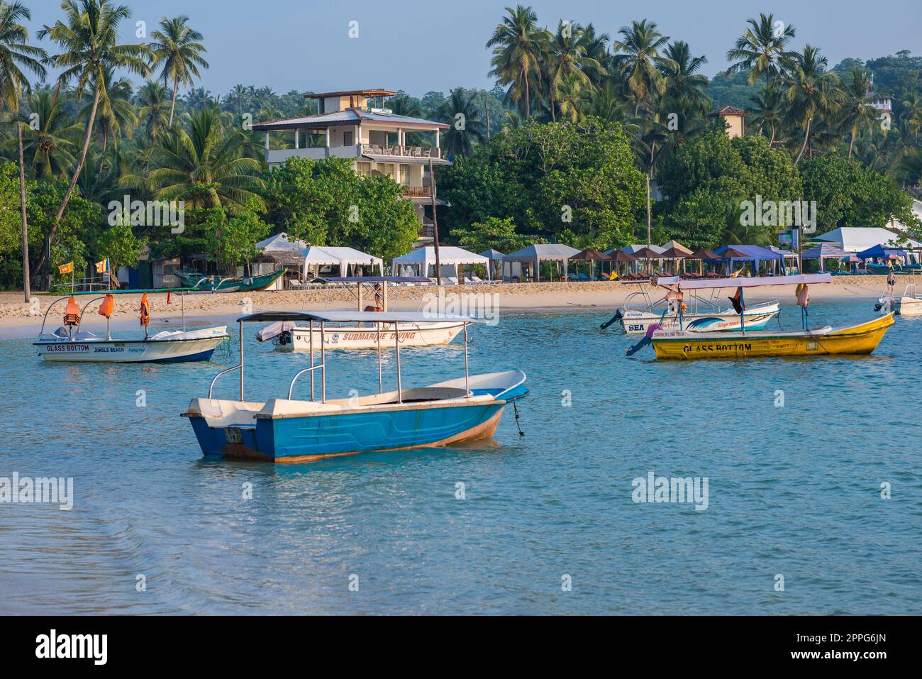 Plage d'Unawatuna dans le sud-ouest du Sri Lanka Banque D'Images Plage d'Unawatuna dans le sud-ouest du Sri Lanka Banque D'Images