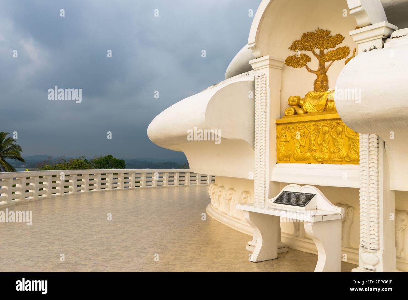 La Pagode de la paix japonais sur la colline de Rumassala à Unawatuna au Sri Lanka Banque D'Images La Pagode de la paix japonais sur la colline de Rumassala à Unawatuna au Sri Lanka Banque D'Images