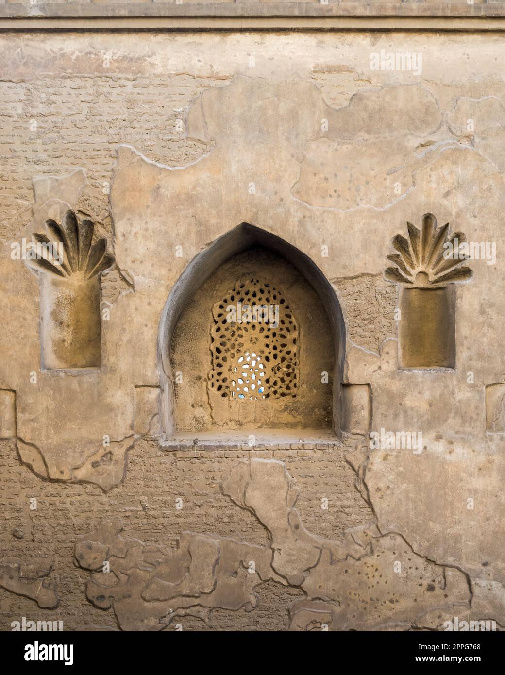 Fenêtre en stuc arqué perforé ornée de motifs floraux, mur extérieur de la mosquée d'Ibn Tulun, Caire médiéval, Égypte Banque D'Images