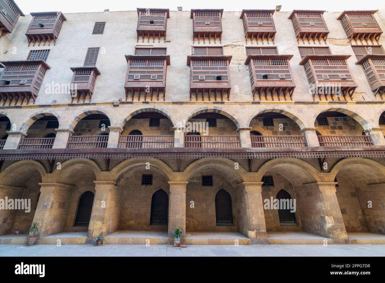 Façade du caravansaire de Bazaraa, avec arcades voûtées et fenêtres en oriel en bois, le Caire, Egypte Banque D'Images