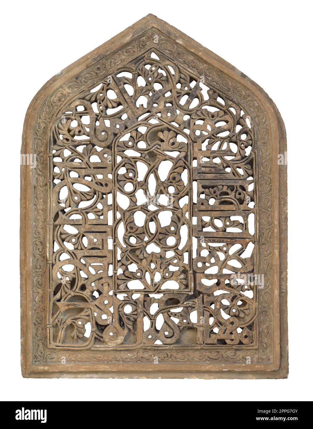 Fenêtre en stuc arqué de l'ère fatimide décorée de motifs floraux, isolée avec chemin de détourage Banque D'Images