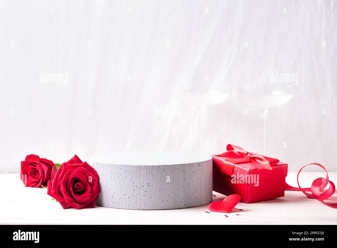 Podium vide de la Saint-Valentin avec boîte cadeau, coeur et rose fleur  rouge pour la présentation des produits. Arrière-plan de la Saint-Valentin  avec socle en béton, espace de copie Photo Stock -
