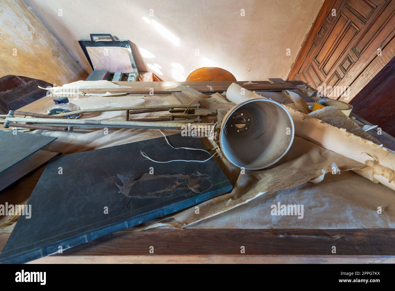 Planche à dessin du défunt architecte Hassan Fathy dans son atelier d'architecture, Maison de l'architecture égyptienne de l'époque ottomane Banque D'Images