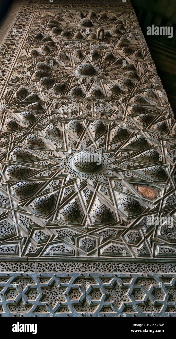 Décorations géométriques gravées en bronze de l'entrée principale de la mosquée Al Moaayad, le Caire, Égypte Banque D'Images