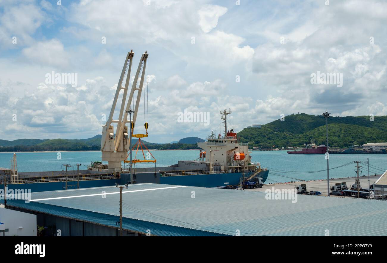 Une grue de port industrielle soulève la boîte de chargement des conteneurs d'exportation à bord au port de Thaïlande. Banque D'Images