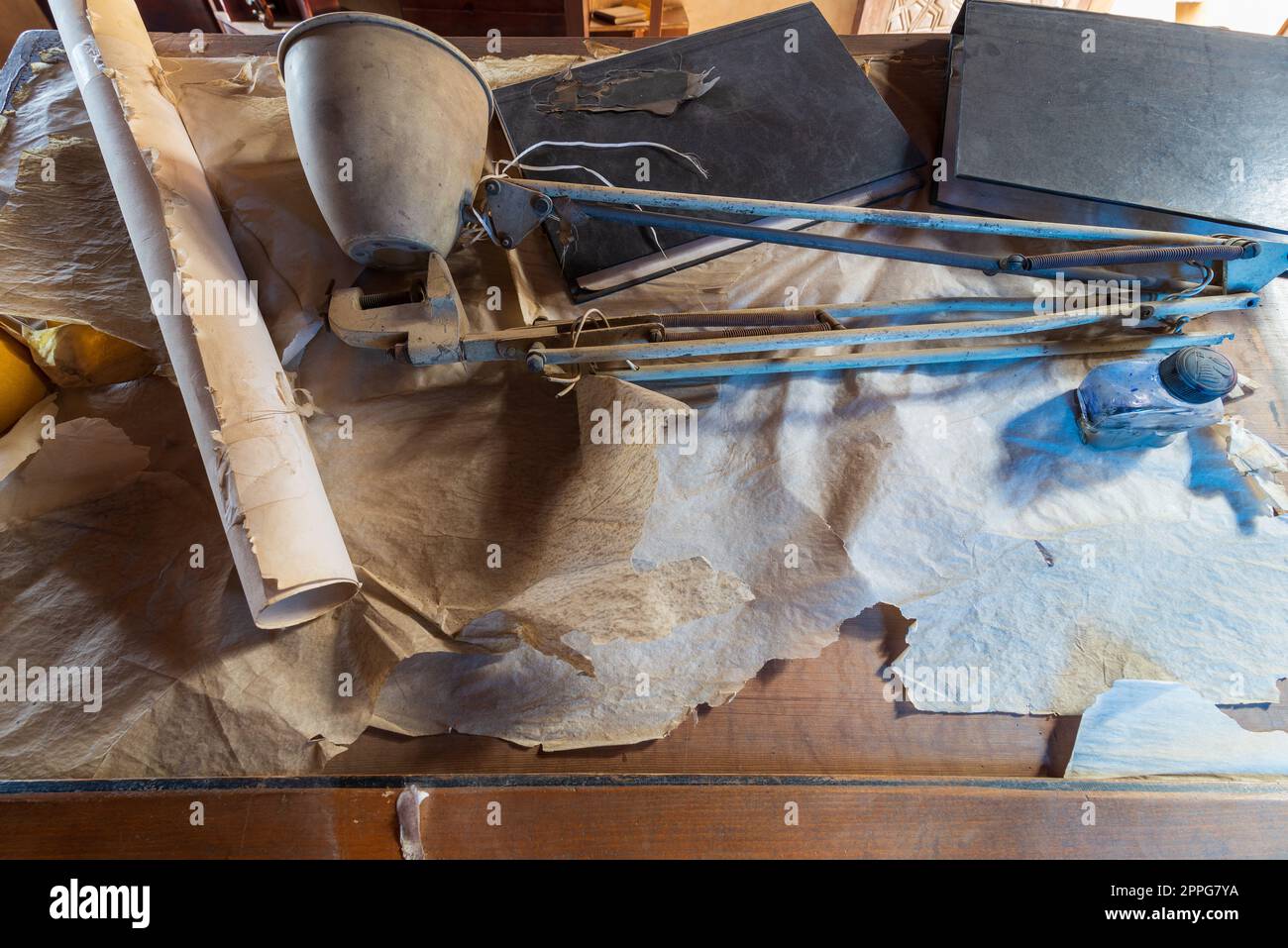 Planche à dessin du défunt architecte Hassan Fathy dans son atelier d'architecture, Maison de l'architecture égyptienne de l'époque ottomane Banque D'Images