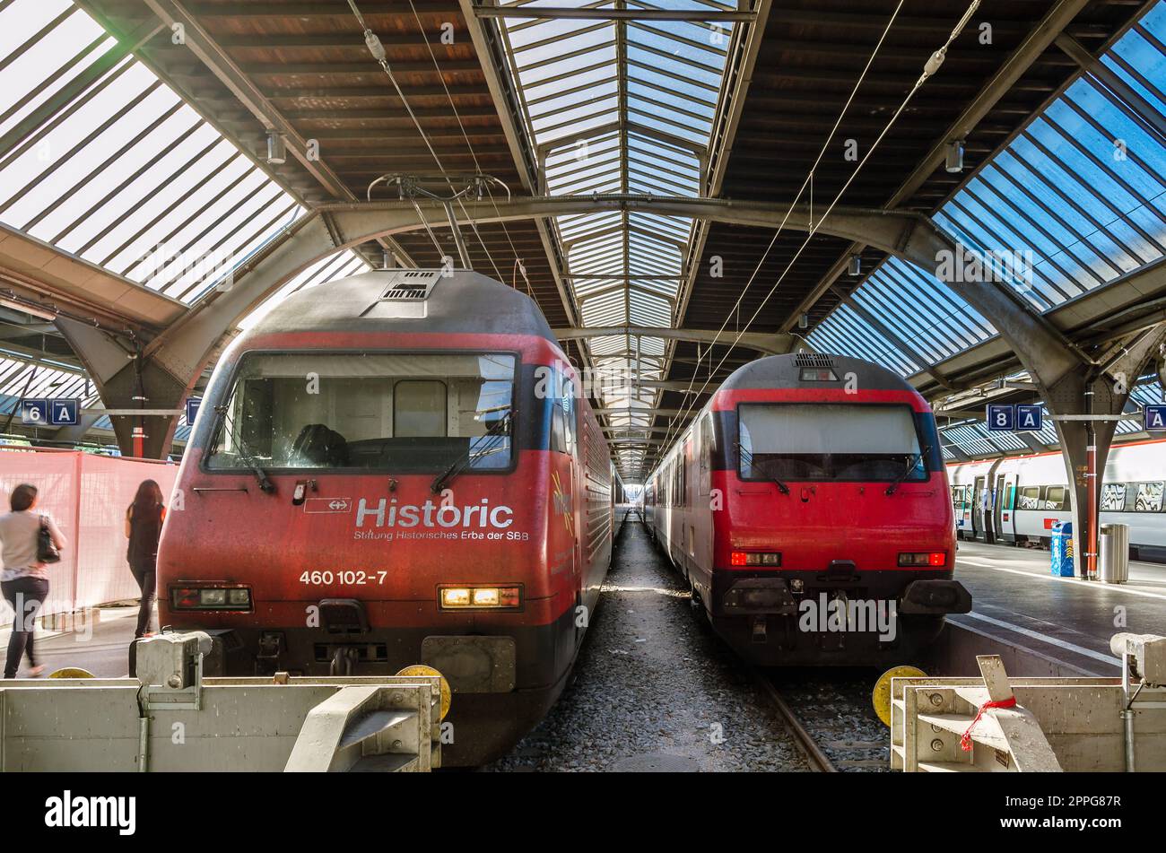 ZURICH, SUISSE - 3 SEPTEMBRE 2013 : trains à la gare de Zurich, Suisse Banque D'Images