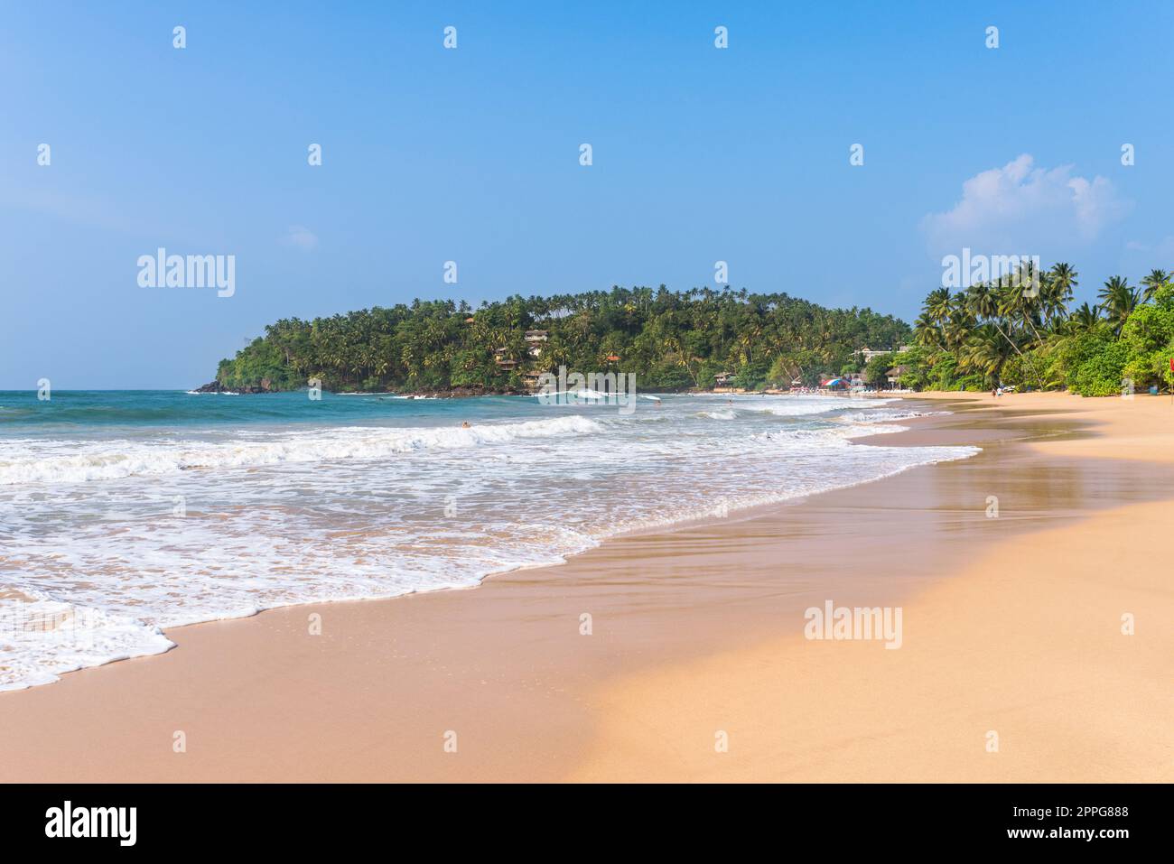 La plage de sable de Mirissa dans le sud du Sri Lanka Banque D'Images La plage de sable de Mirissa dans le sud du Sri Lanka Banque D'Images