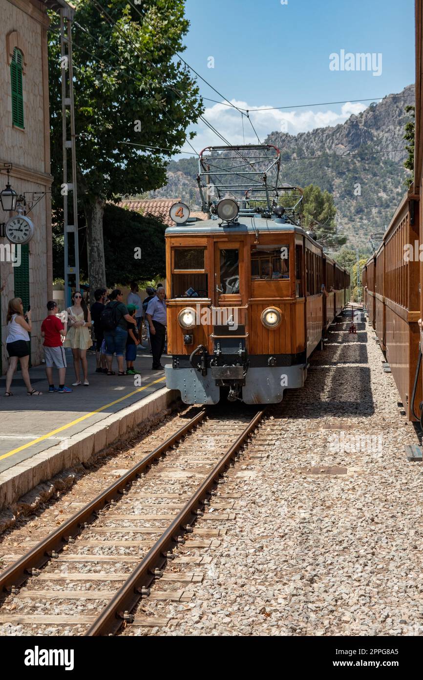 SOLLER, MALLORCA, ESPAGNE - JUL 07,2022. Train historique en bois d'époque électrique (1912 lignes ouvertes) de Palma via Bunyola à Soller à travers le mont Banque D'Images