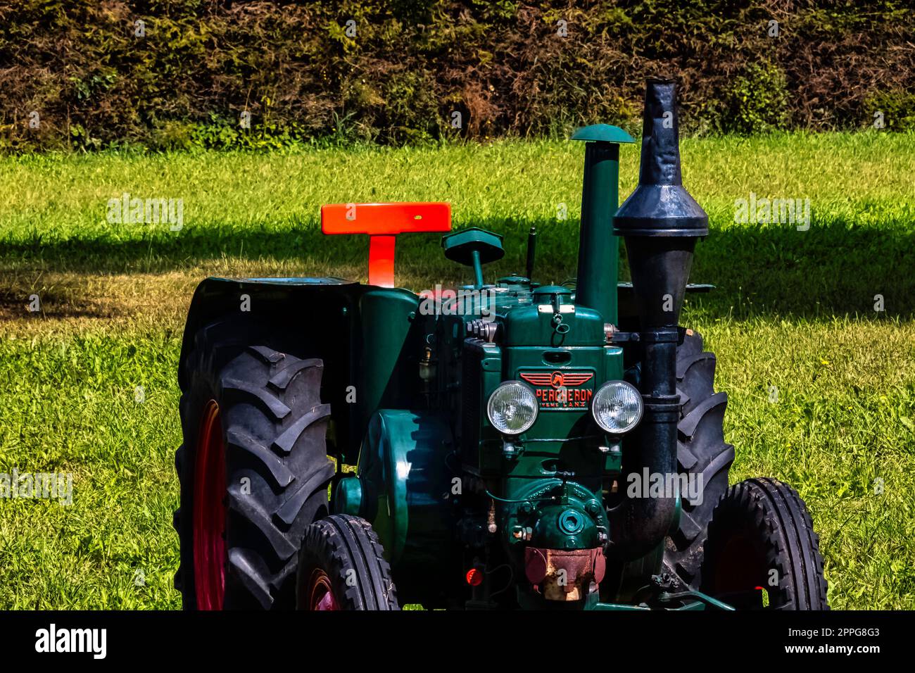 Tracteur français vintage le Percheron T-25 à Choczewo, Pomerania, Pologne Banque D'Images
