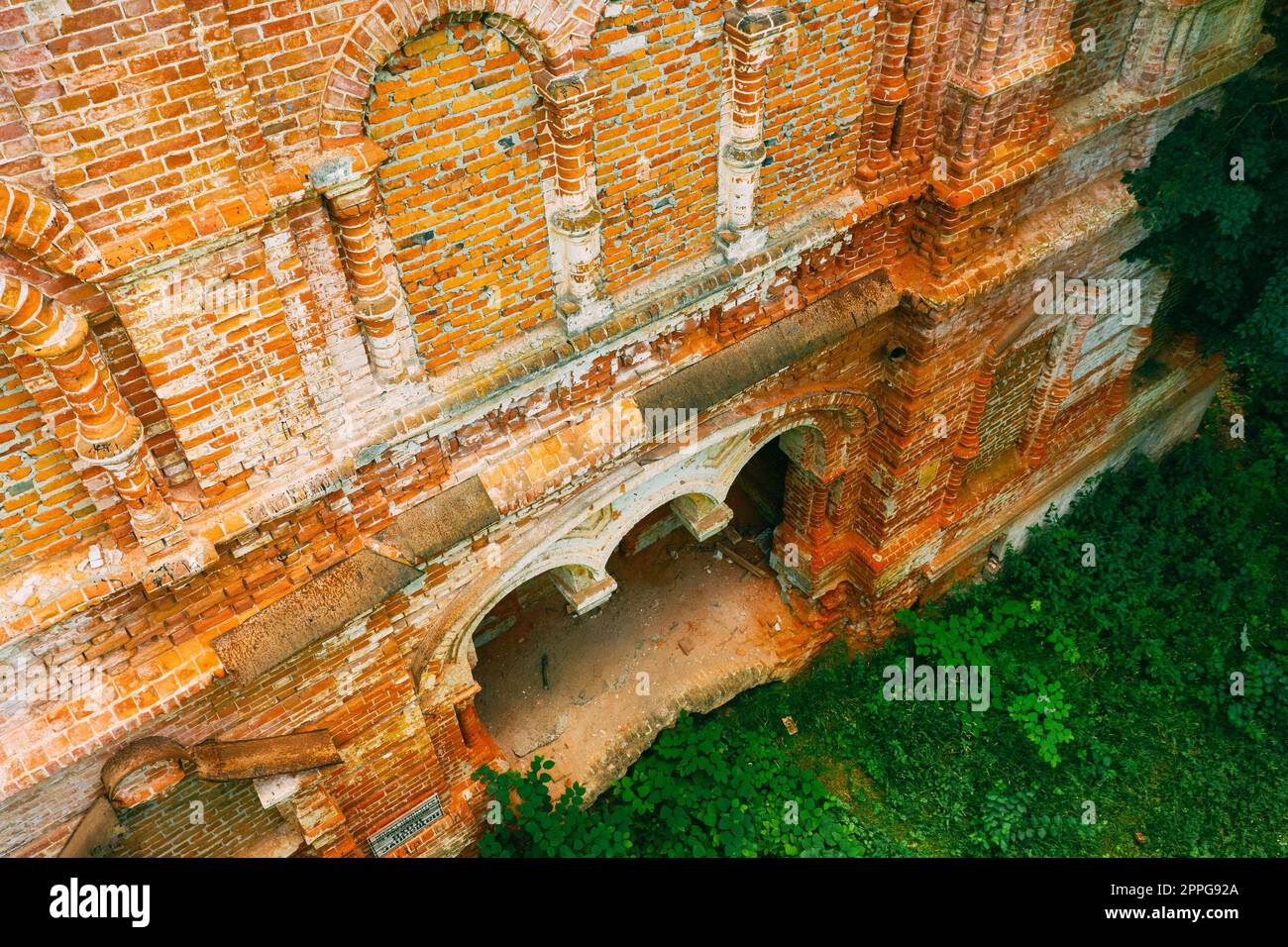 Dziemjanki, région de Gomel, Bélarus. Vue en hauteur de la zone de réinstallation de Gerard Nicholas Tchernobyl, un manoir abandonné en ruine. Catastrophes de Tchernobyl. Site d'intérêt local et patrimoine Banque D'Images