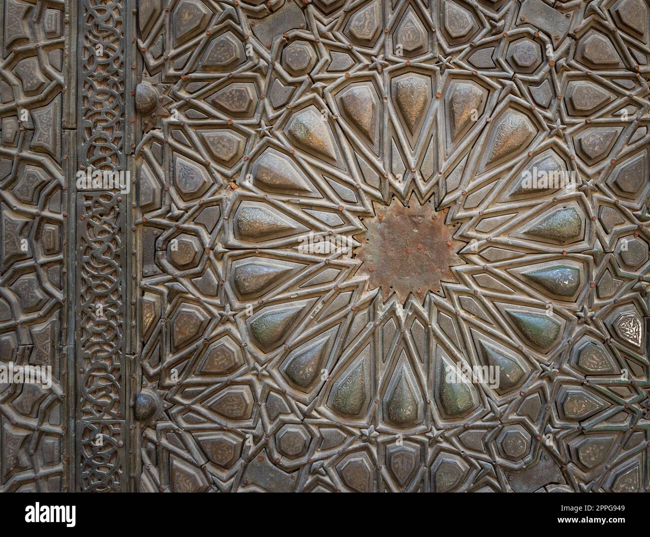 Ornements de la porte de plaque de bronze de l'ancienne mosquée historique du sultan Basque, le Caire, Egypte Banque D'Images