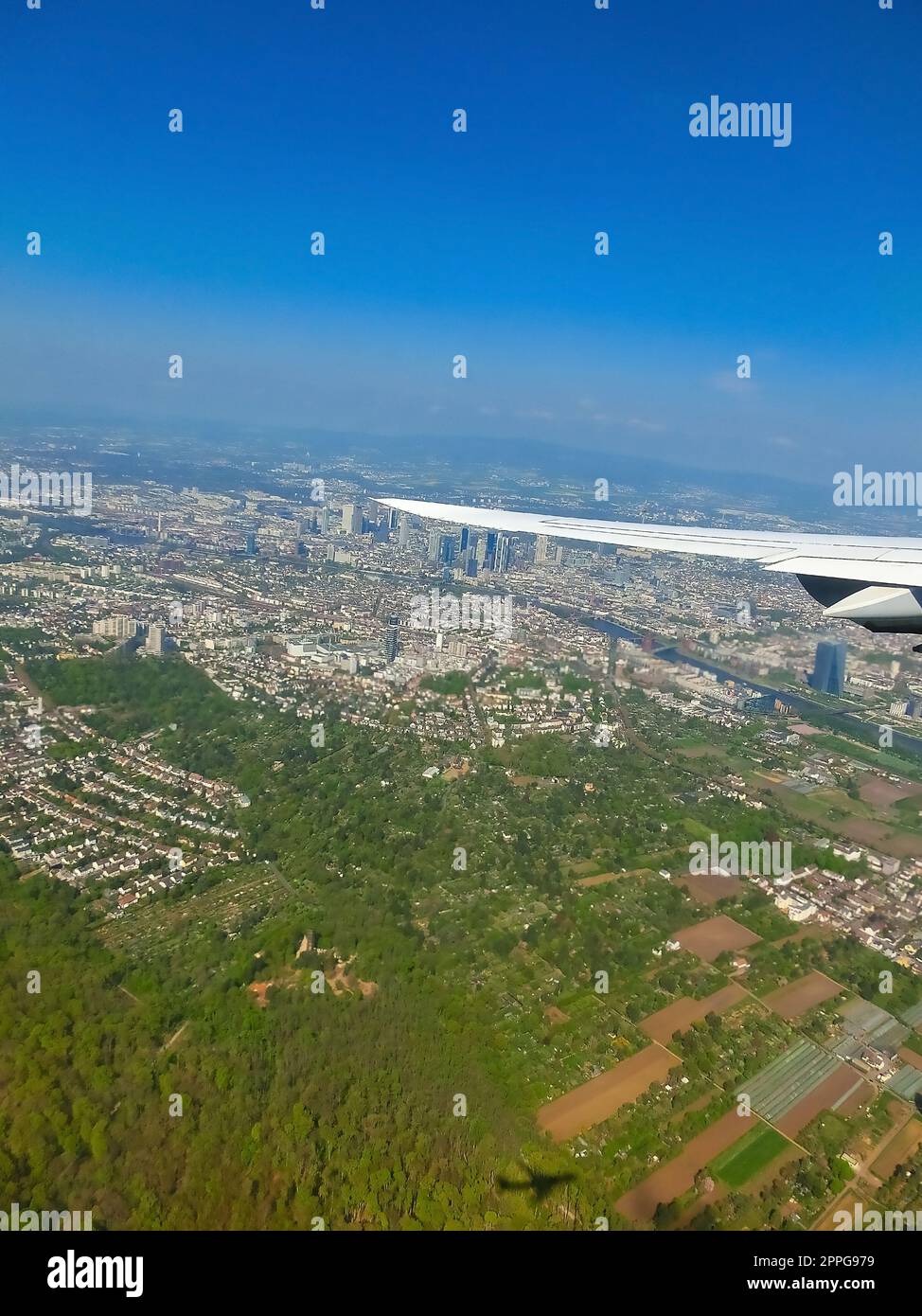 Vue de fenêtre d'avion de l'aile, des jonctions d'autoroute et de la forêt verte. Banque D'Images