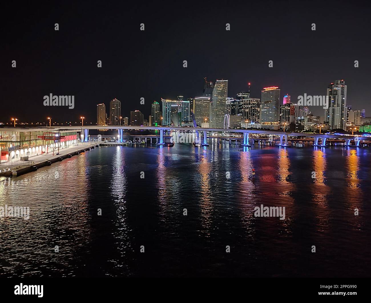 Panorama de Miami au crépuscule avec gratte-ciel urbain et pont au-dessus de la mer Banque D'Images