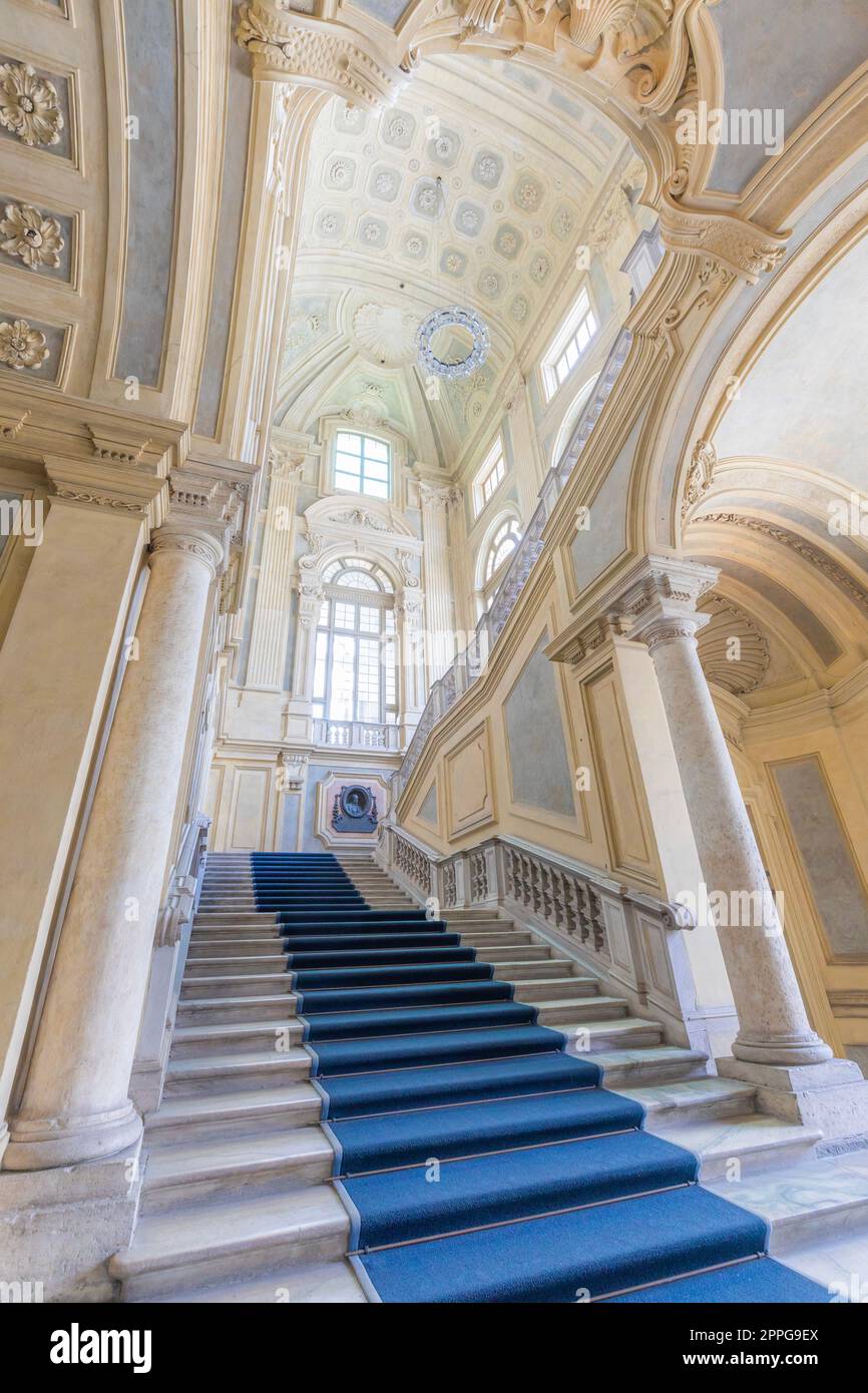 Le plus bel escalier baroque d'Europe situé dans le palais de Madama (Palazzo Madama), Turin, Italie. Intérieur avec billes de luxe, fenêtres et couloirs. Banque D'Images