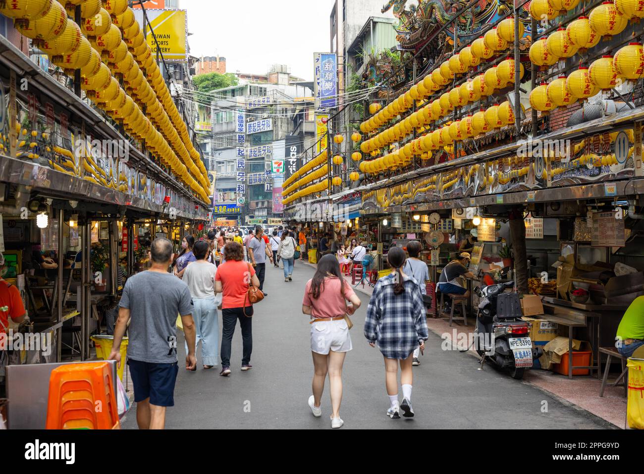 Keelung, Taïwan 10 juin 2022 : marché nocturne de Keelung Miaokou Banque D'Images