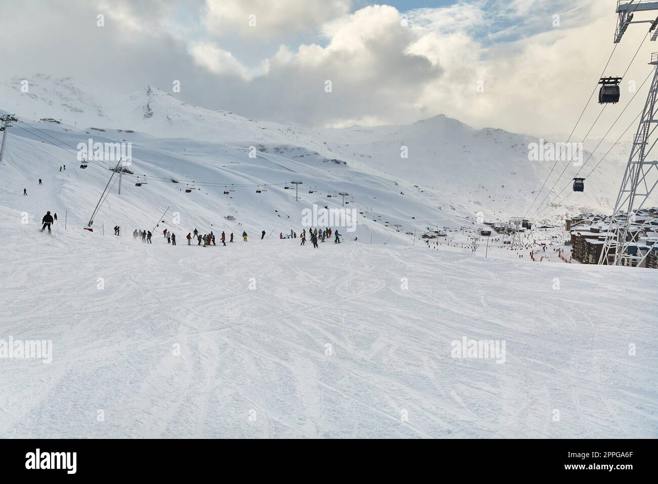 Des pistes de ski, avec de nombreuses personnes Banque D'Images