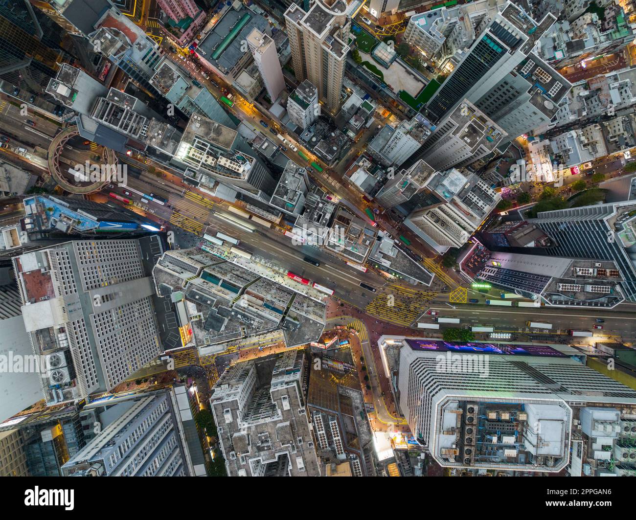 Hong Kong 04 novembre 2021 : vue de dessus de la ville animée de Hong Kong dans la soirée Banque D'Images