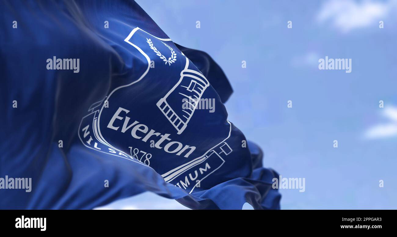 Drapeau du club de football d'Everton agitant dans le vent Banque D'Images