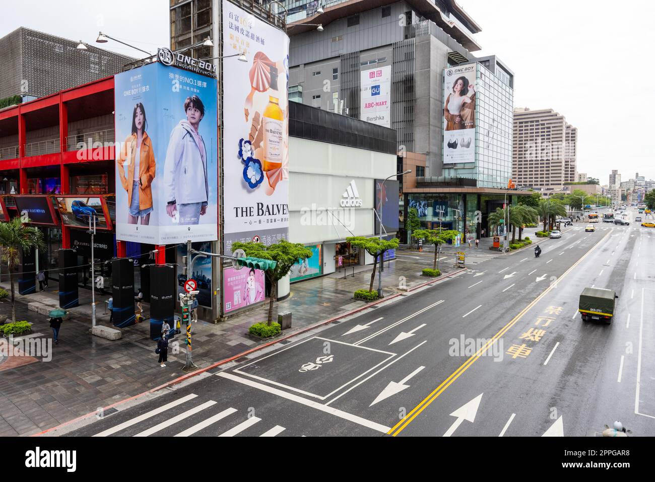 Taipei, Taïwan 04 mai 2022 : rue de la ville de Taipei dans le district de Xinyi Banque D'Images